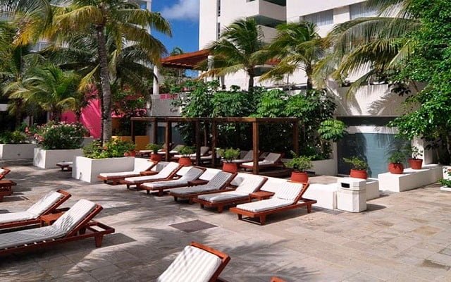 hotel-grand-oasis-palm-alberca-amenidad-min